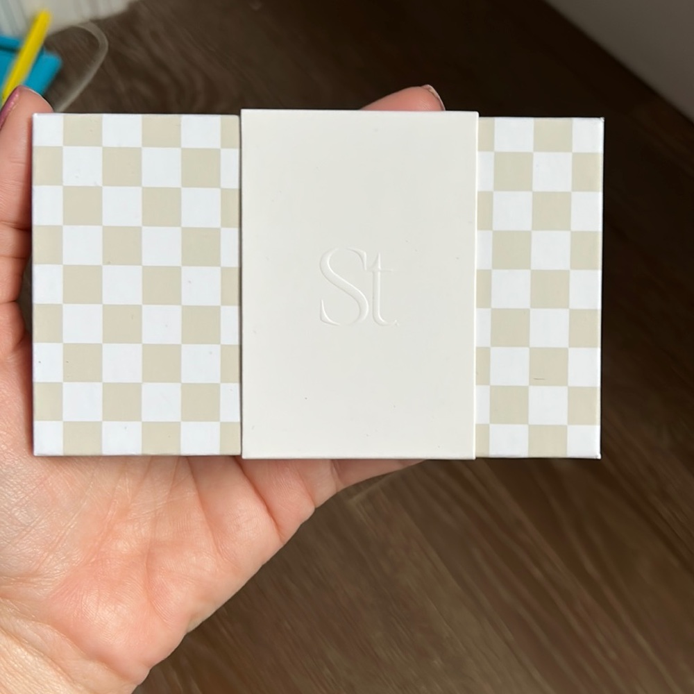 brand new palette seint this palette is sold out and limited edition with mirror